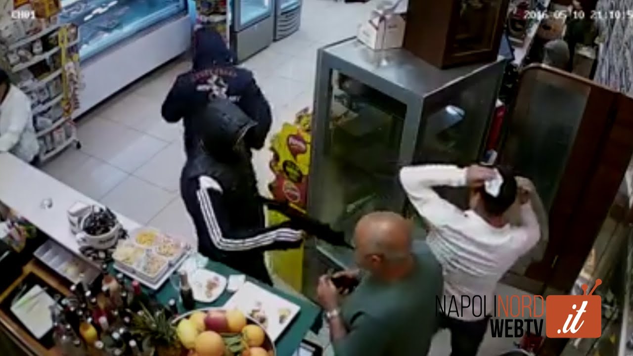 RAPINA AL BAR CON MITRA E PISTOLE: AGGREDITI I CLIENTI