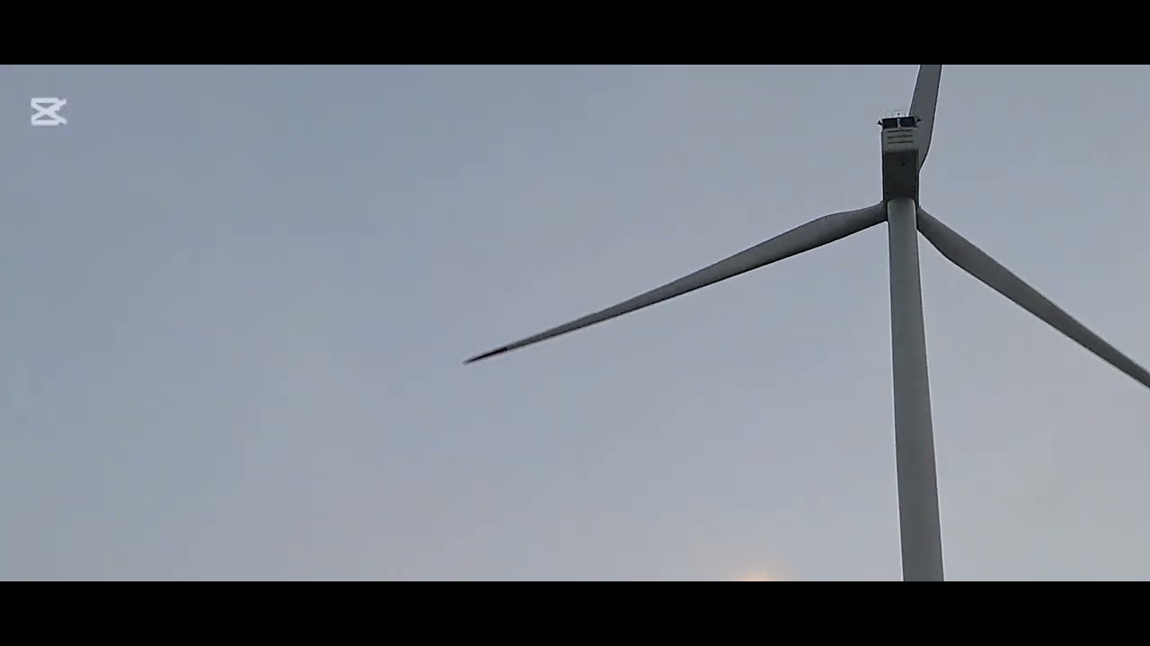 Les éoliennes en soirée.