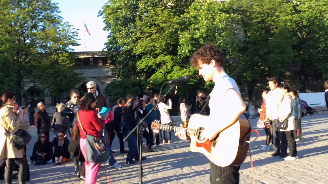 Daniel Docherty & Christy O'Donnell Busking in Paris (Garden In The Snow)