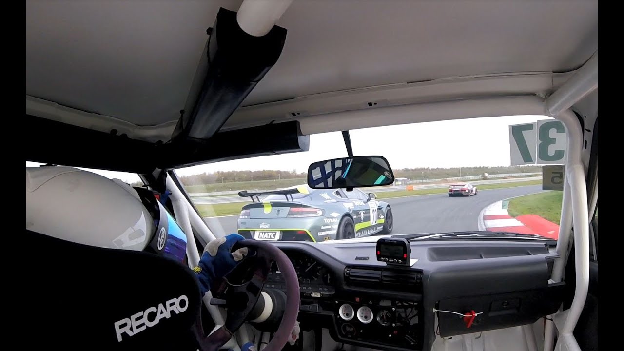 BMW E30 gegen Aston Martin V8 Vantage und Audi R8 GT4