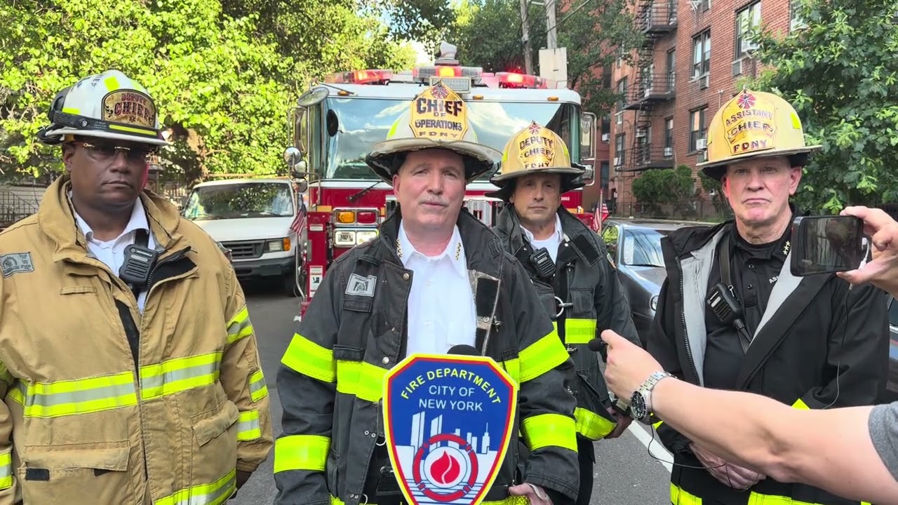 Представители пожарной службы Нью-Йорка (FDNY) сообщают подробности о пожаре 5-й категории в Квинсе