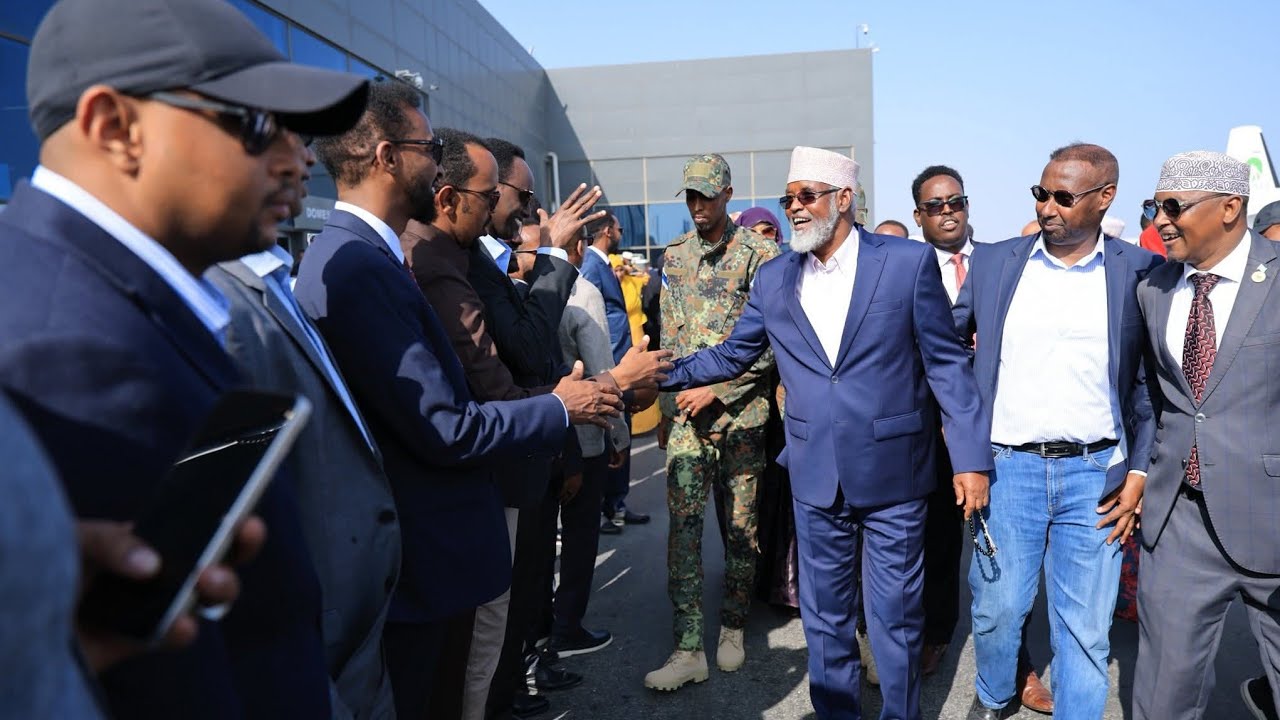 TOOS: Axmed Madoobe oo Muqdisho lagu soo dhaweeye & Mucaaradka oo Airpotka iskugu tagay