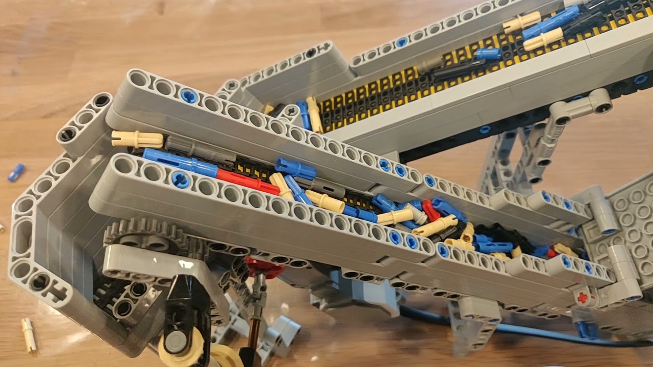 LEGO Technic Pin Sorting Machine with XL swingarm and feeding belts