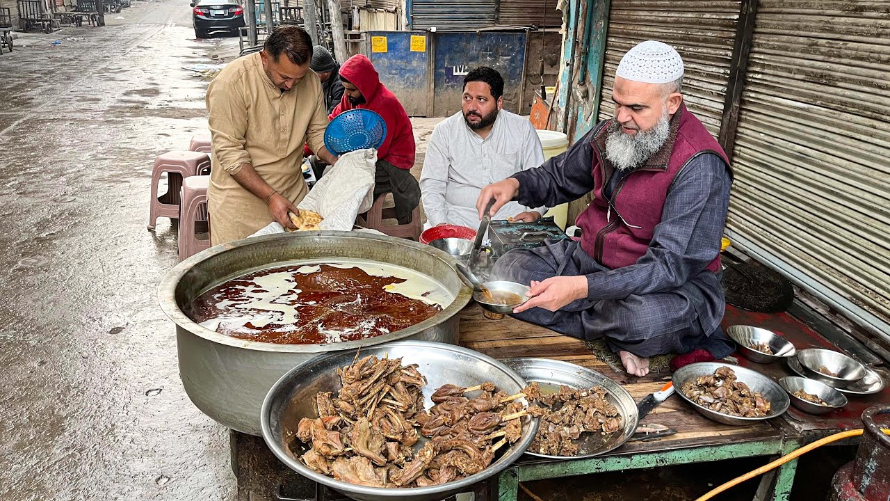 100/-Rs Legendary 50-Year-Old Breakfast! BEST MURGH CURRY | PAKISTANI SIRI PAYE - LAHORE STREET FOOD