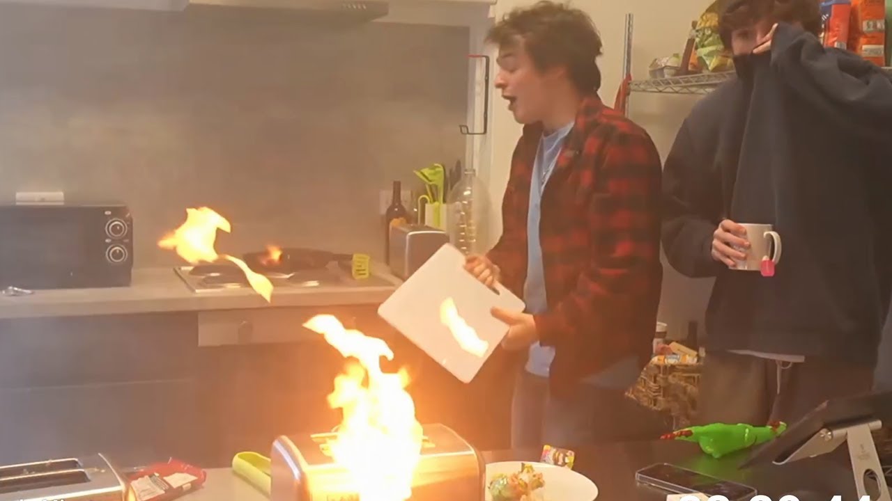 Tubbo  Burns Down His Office!!