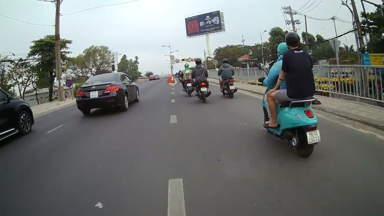 Gần tết Sài Gòn vẫn chưa đông