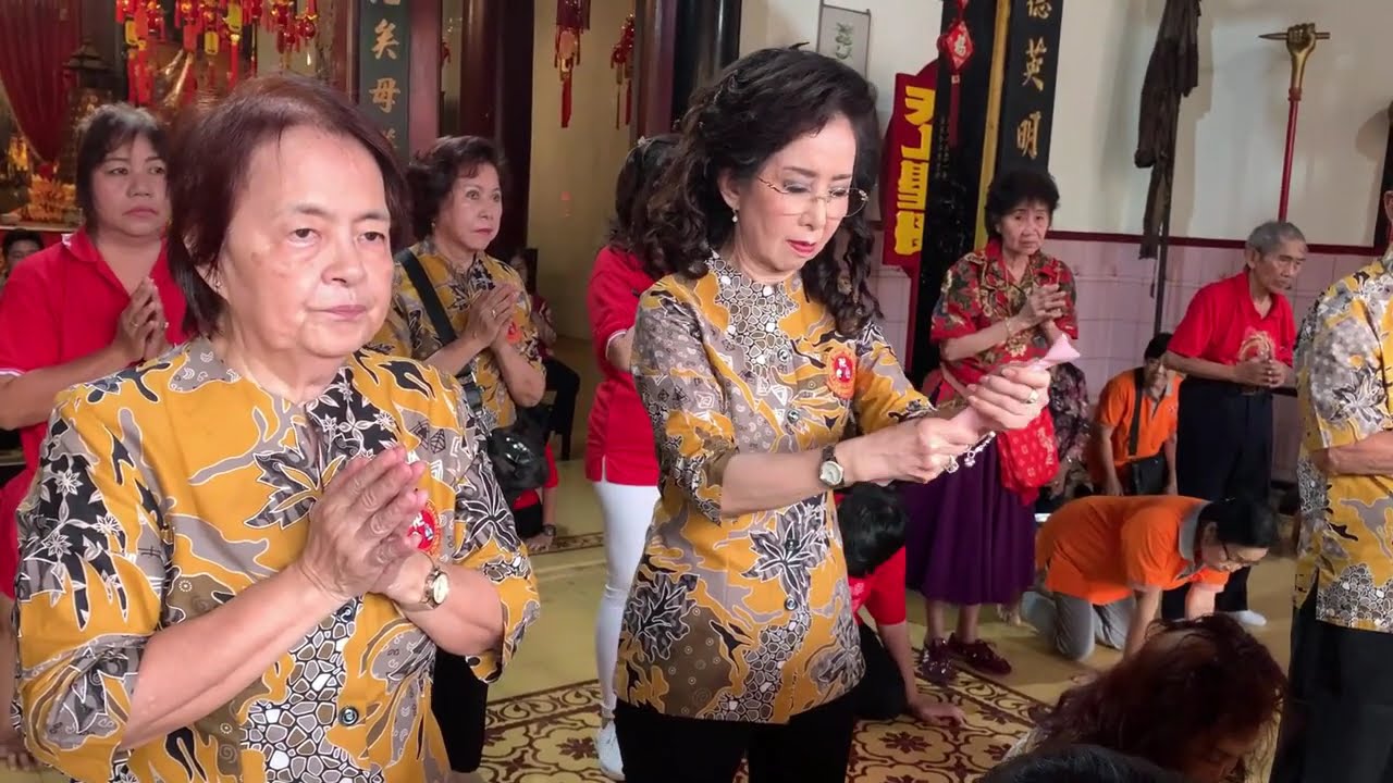 SEMBAHYANG IMLEK DI KLENTENG TJOE TIK KIONG PASURUAN
