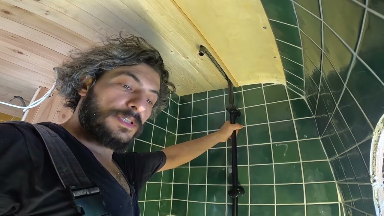 KARAVAN GÖÇEBENİN WC BANYO BİTTİ LUMBUZ CAMLARA AHŞAP ÇERÇEVE YAPTIK