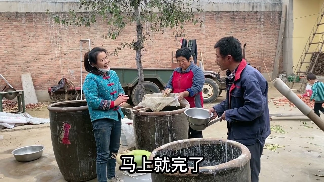 小红给婷婷娘家送萝卜，刚进门就帮忙干活，浓浓的乡情暖人心 #浓浓乡情 #我的农村真实生活 #勤劳的农村人 #农村美食 #田园生活 #村里人 #传递温暖