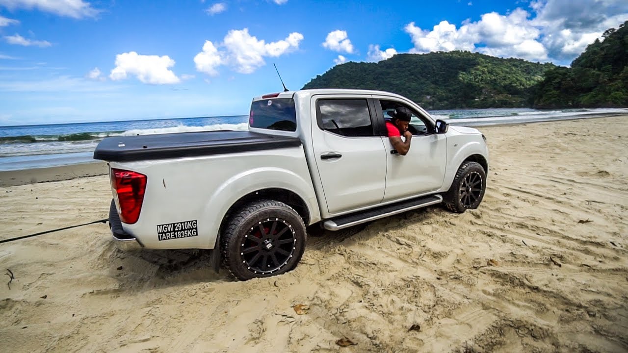NISSAN NP300 PULLS CAR STUCK IN SAND 4x4