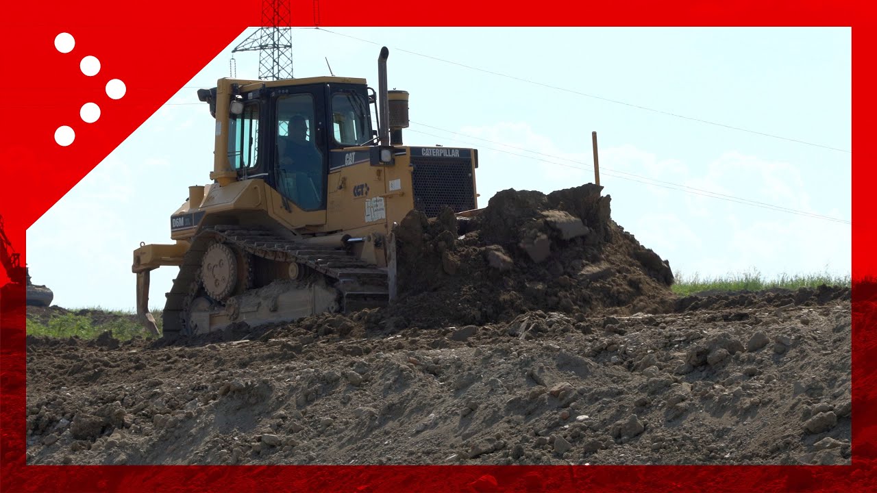 Ruspe e bulldozer al lavoro per riparare la porzione crollata dell'argine sul fiume Santerno