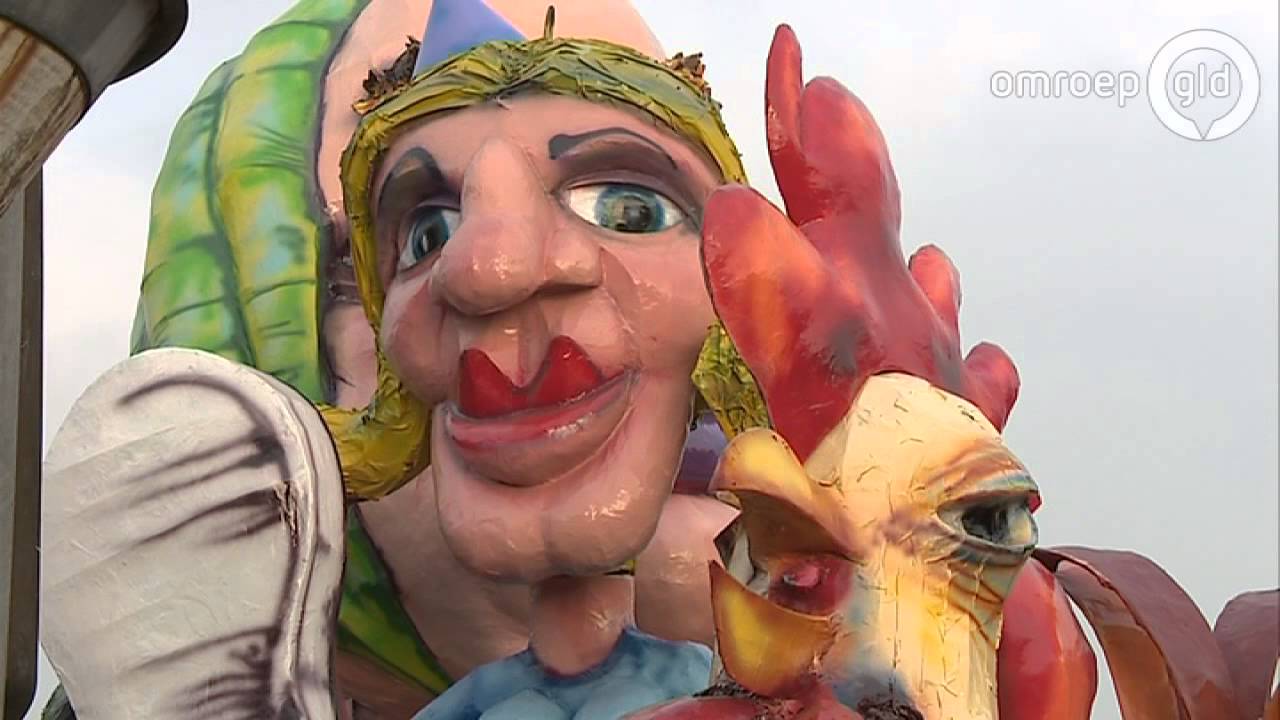 Normaal rijdt mee op carnavalswagen in Loil