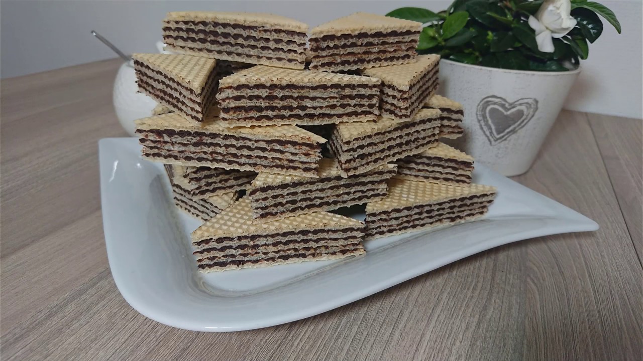 Domowe wafle kakaowe z masą z mleka w proszku