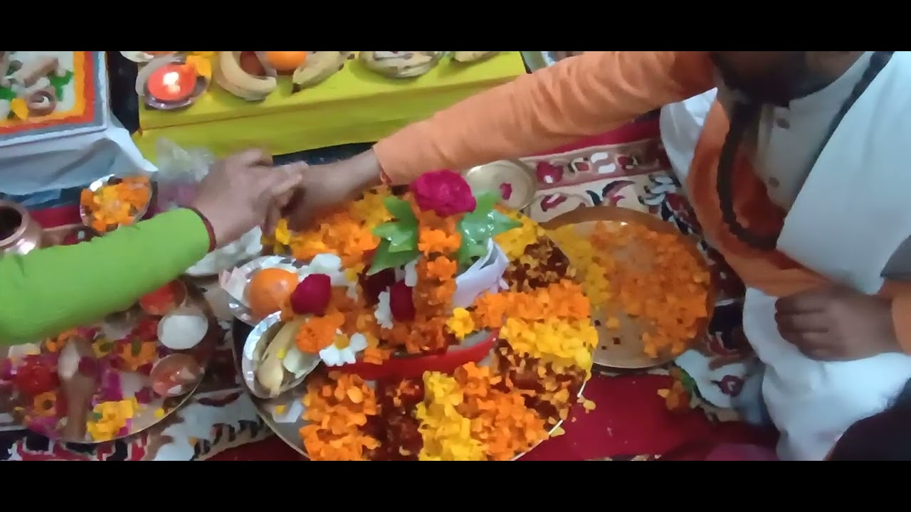 शिवार्चन करते हुए विप्र मण्डली के साथ 