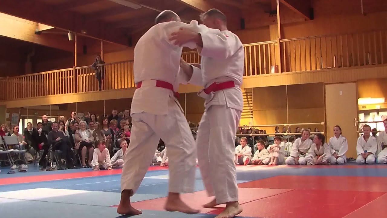 inauguration d'une ceinture rouge et blanche