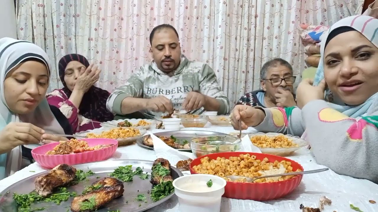 تحدي اكل الفراخ المشويه على الفحم مع المكرونة وقت الفجر طلعت من الموية نزلت عليه كانت بشعر 😧