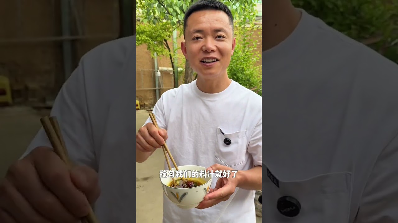 槐花饭 北方的槐花夏日才绽，一开花便香飘满院。摘下几串莹白花瓣，把这迟来的春日诗意，酿成舌尖的清甜美味。#优质农产品  #甘肃特产 #我的乡村生活  #农村美食  #人间烟火气