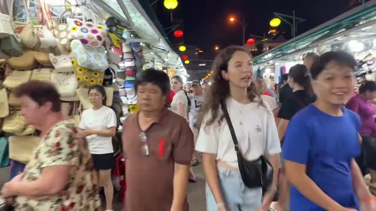 Nơi sôi động nhất Nha Trang, tìm người Việt đỏ con mắt!