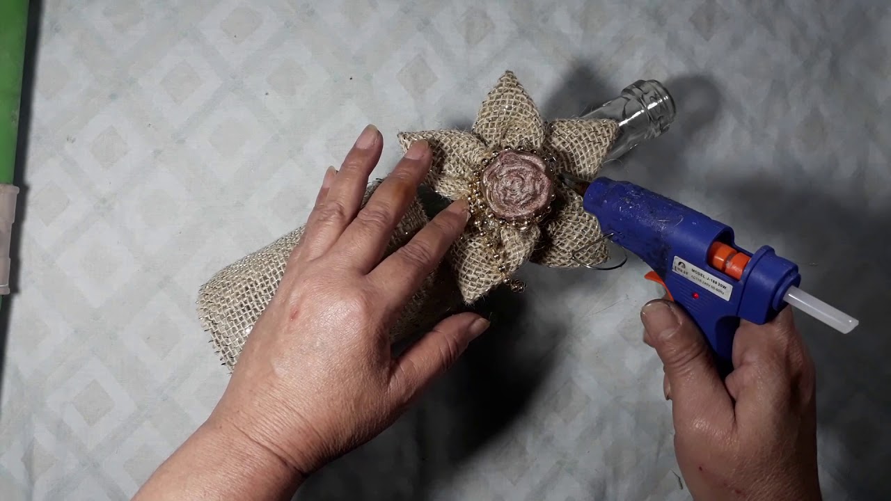 LINDA GARRAFA DECORADA COM JUTA
