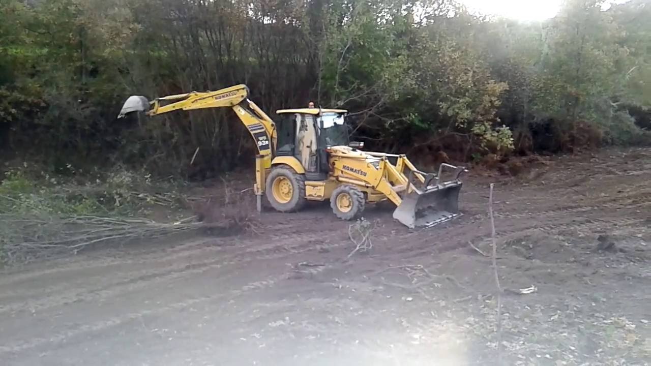 Limpeza de terreno com Komatsu WB 93R