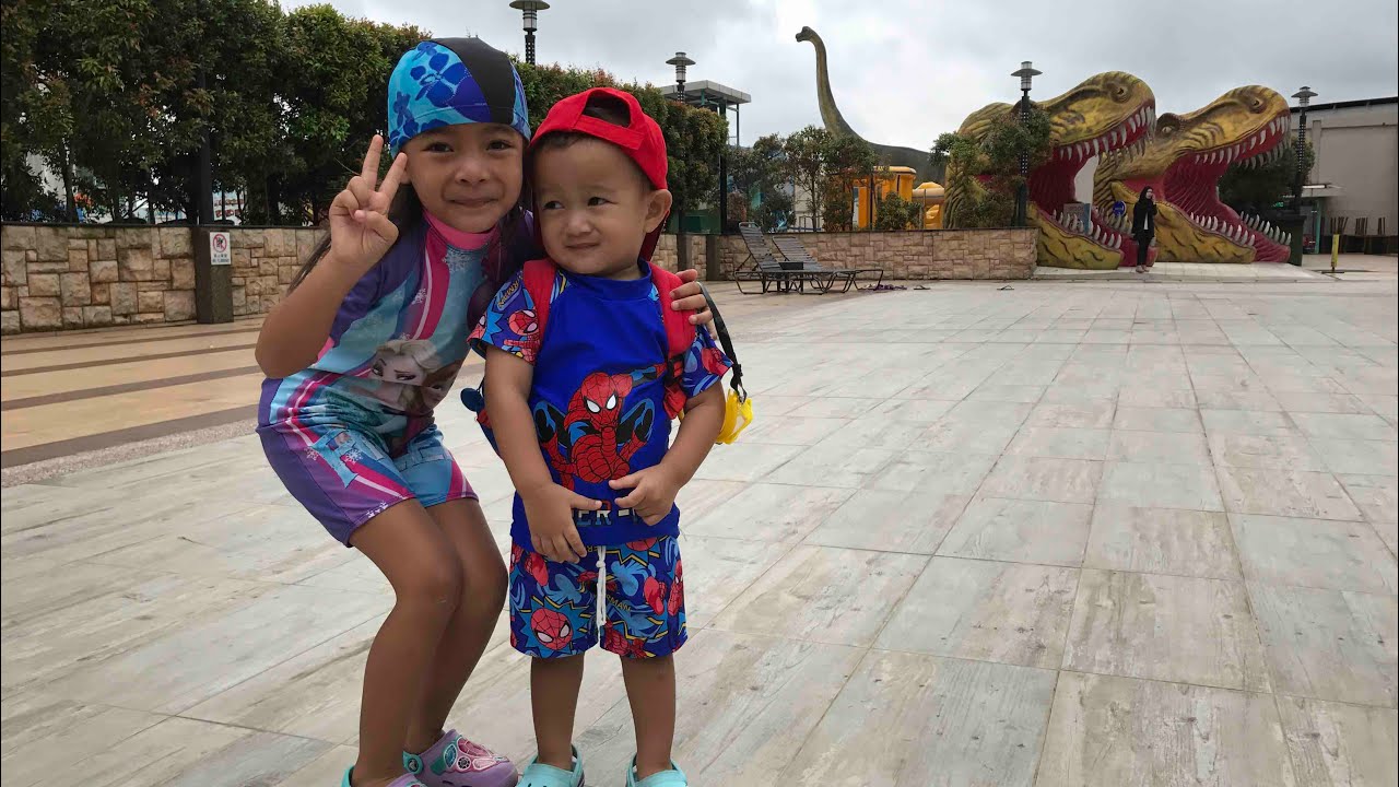 Kakak Zara sayang Adik Kenzo | Main air di Dinosaurus Park Johor Bahru Malaysia