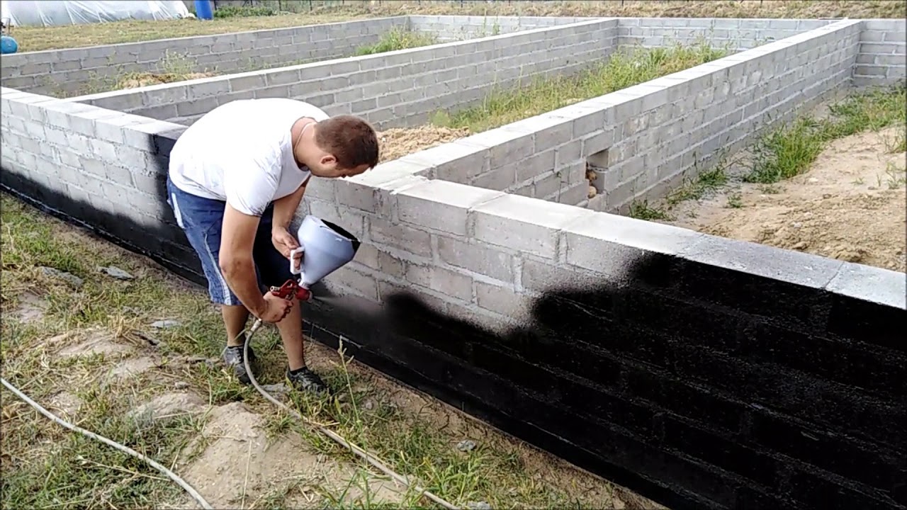 Jak wykonać izolację fundamentu? Izolacja fundament&oacute;w natryskowo. Triki budowlane