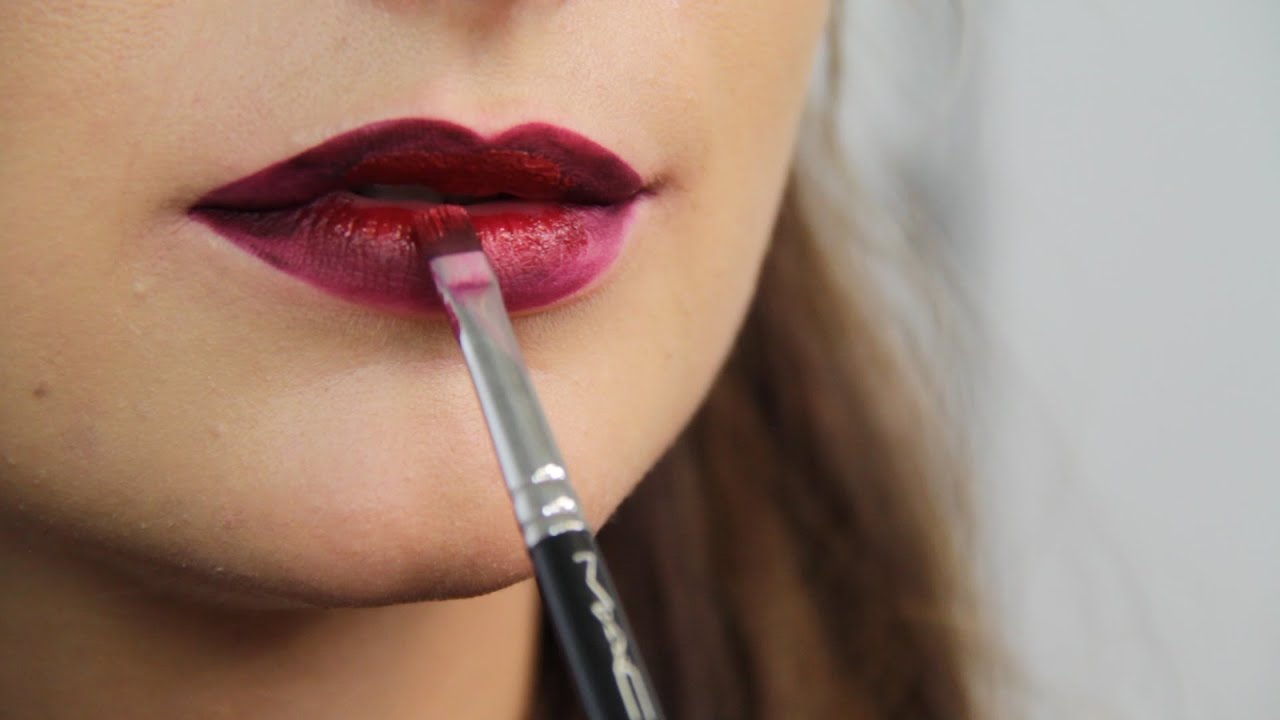 Beauty-Trick zum Nachschminken: Dunkelroter Lippenstift
