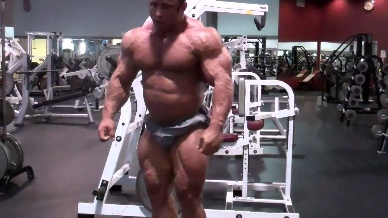 Jose Raymond posing 1 week out from Mr. Olympia