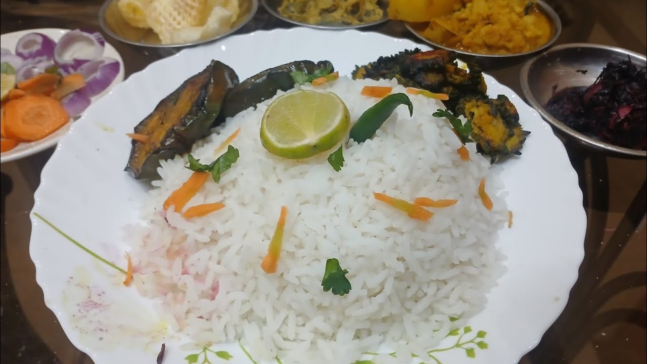 EATING BEGUN BHAJA, PHULKOPIR JHOL ,LAL SAAG BHAJA , SIM POSTO ,SALAD, PAPAD #TASTY EATING FOOD.😋 