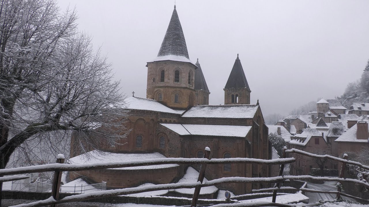 Abbatiale de Conques  sous la neige  le  23  12 2025