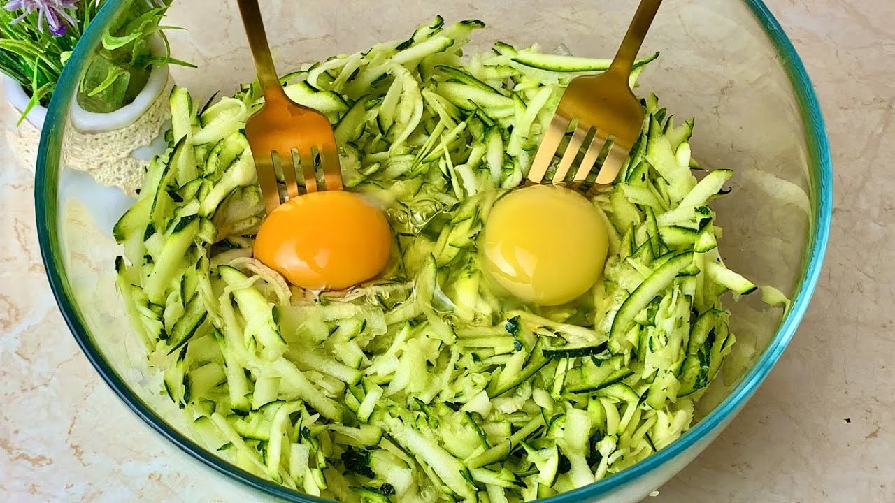 Просто натрите кабачки и добавьте яйца! Так вкусно, что готовлю каждый день летом за 20 минут!