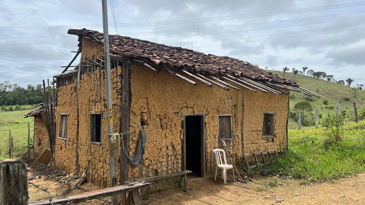 ELE VIVE SOZINHO E ISOLADO NESSA CASINHA DE TAIPA NA ROÇA 