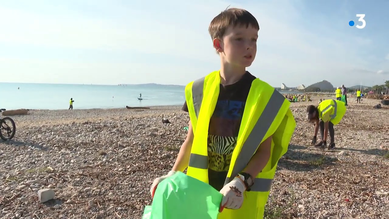 Opération de nettoyage des plages à Cagnes-sur-Mer et à Saint-Laurent-du-Var (Alpes-Maritimes)