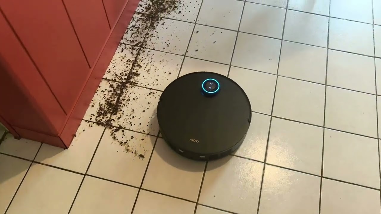 Démo d'aspiration du Mova Mobius 60 contre les plinthes (sans fonction labo)...