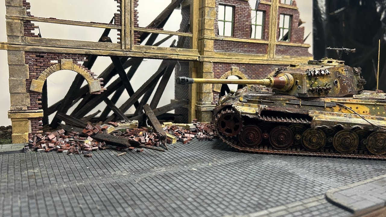 Модель танка Ryefield King Tiger Ausf. B (1:35) в сборе + кинематографическая диорама руин времен...