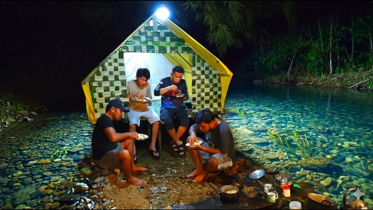 camping hujan deras membangun shelter dipinggir sungai tengah hutan & tidur nyenyak sampai pagi
