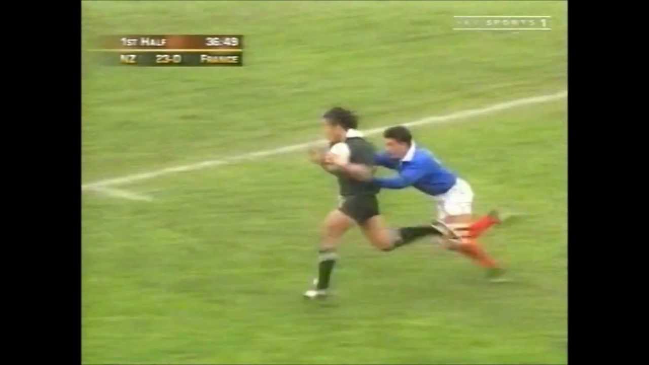 Xavier Garbajosa try saving tackle on Tana Umaga