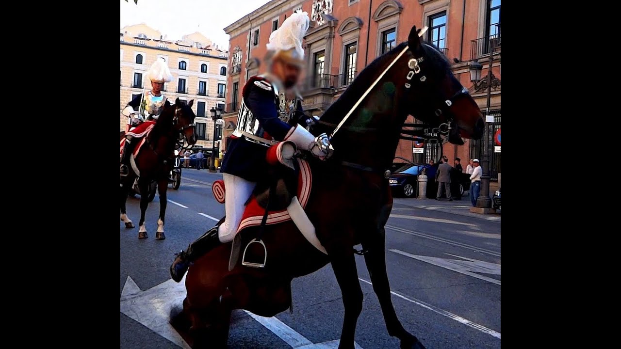 HORSE FALL a Spanish royal guard. CAÍDA DE CABALLO de un guardia real español