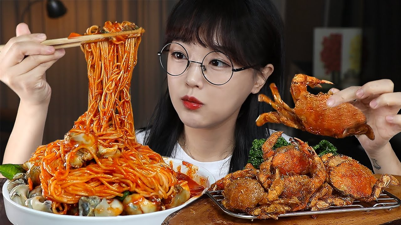 АСМР ЕДА острая приправленная ракушка с лапшой и жареные крабы🐚🦀 | MUKBANG