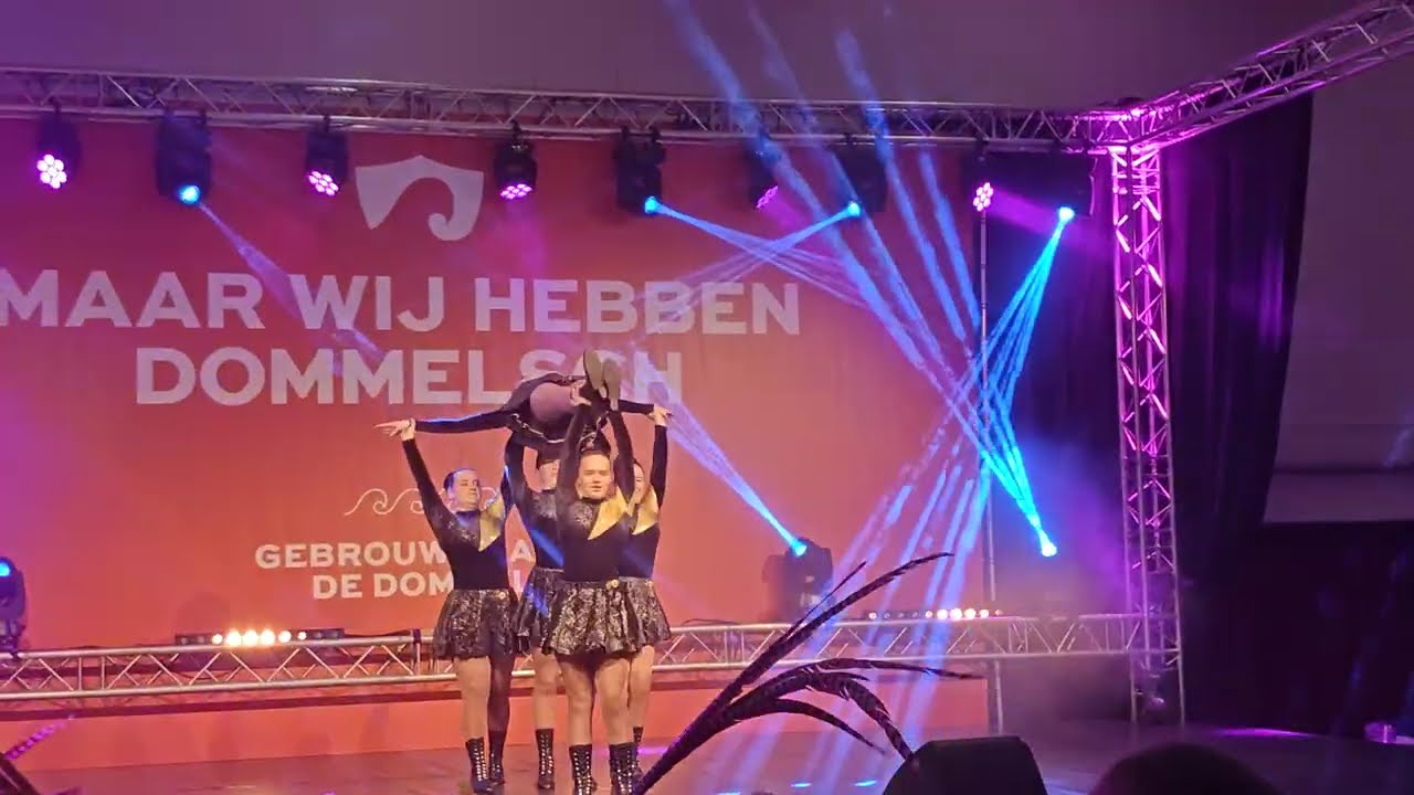 Maxi's dansen op Dansgardefestival Pintenwippers BrouwersgatSporthal De Belleman