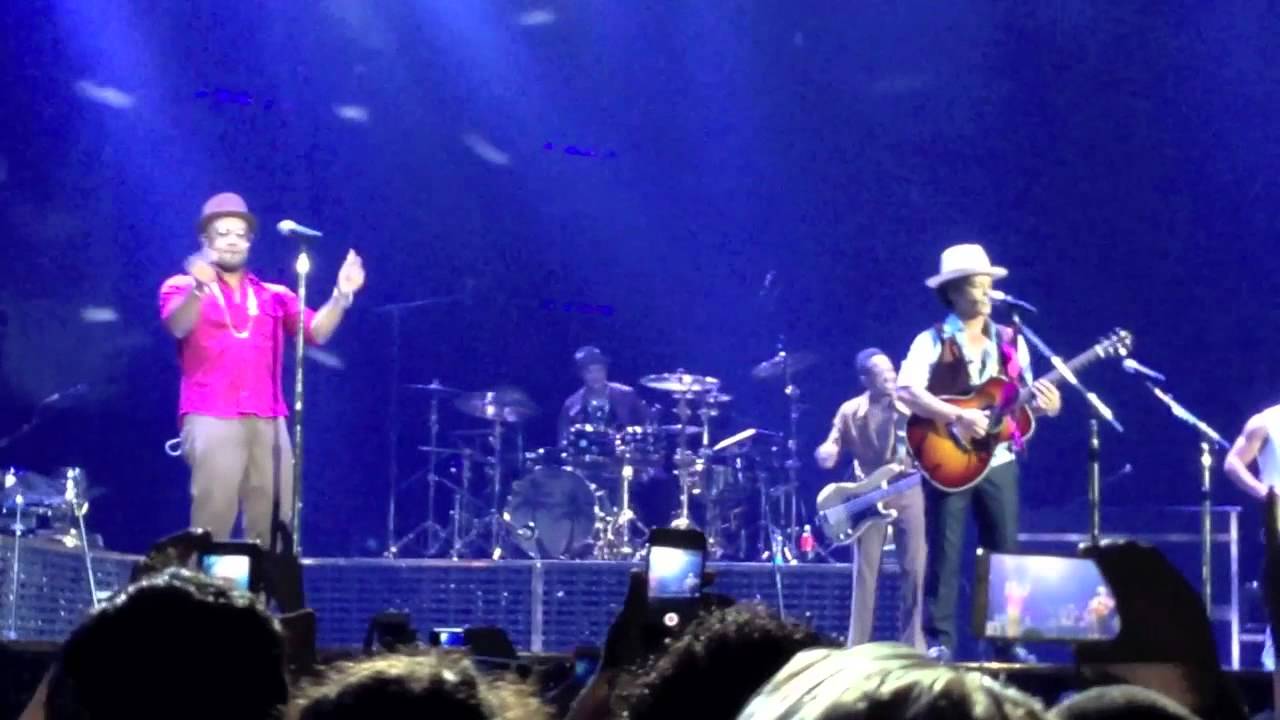 Bruno Mars, a bra thrown at him HD, Amsterdam MoonShineJungleTour