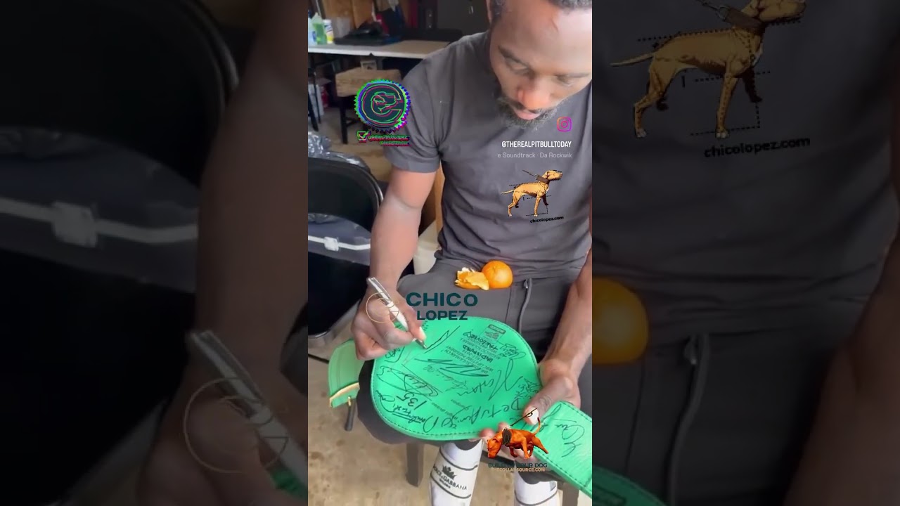 Bud Crawford signing the WBC belt for Chico Lopez #rednosepitbull #boxeo