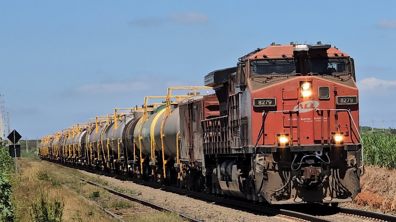 Apenas uma locomotiva vermelha liderando trem da combustível 