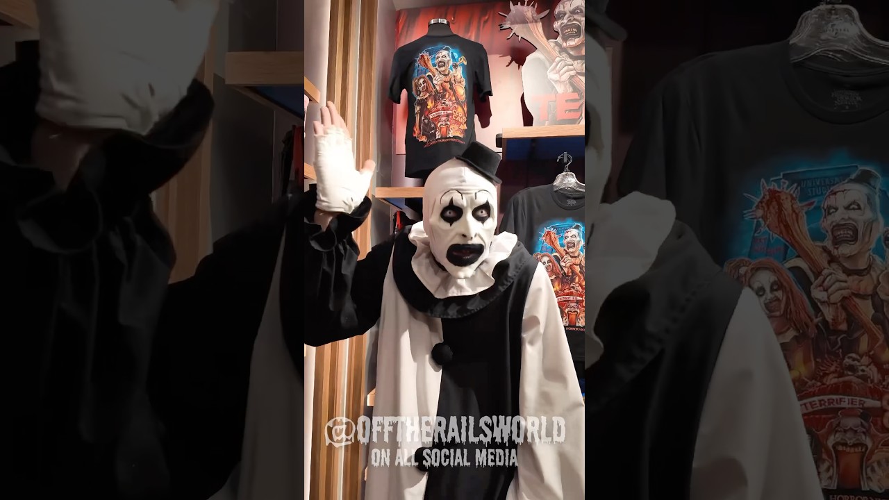 😱 Art the Clown Terrifies Shopper at Halloween Horror Nights 2025 | HHN HHN2025