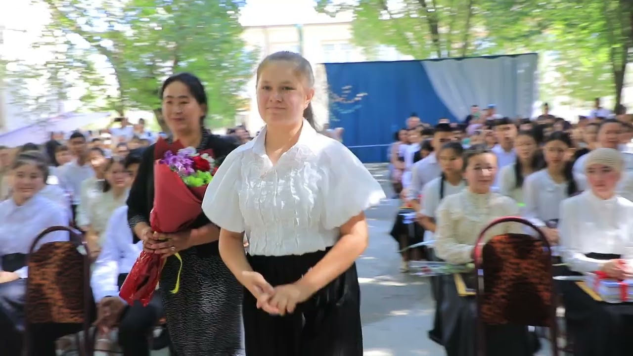 Maktab bitiruvchilariga oltin va kumush medallar tarqatildi