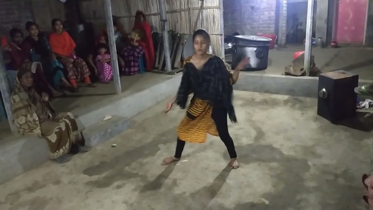 গ্রামের বিয়ে বাড়িতে নাচ