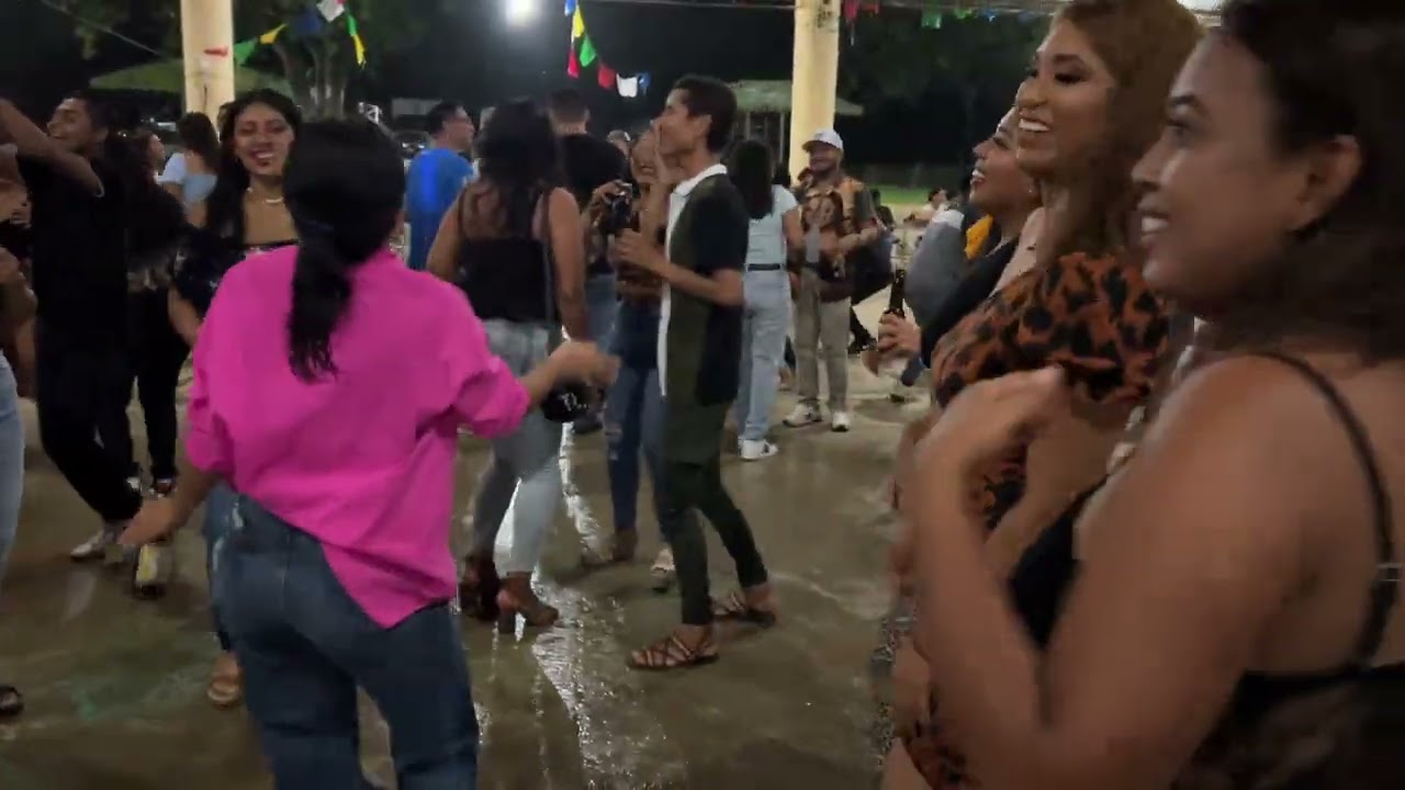 Chicas de Cuajinicuilapa bailando con Los Del Sabor