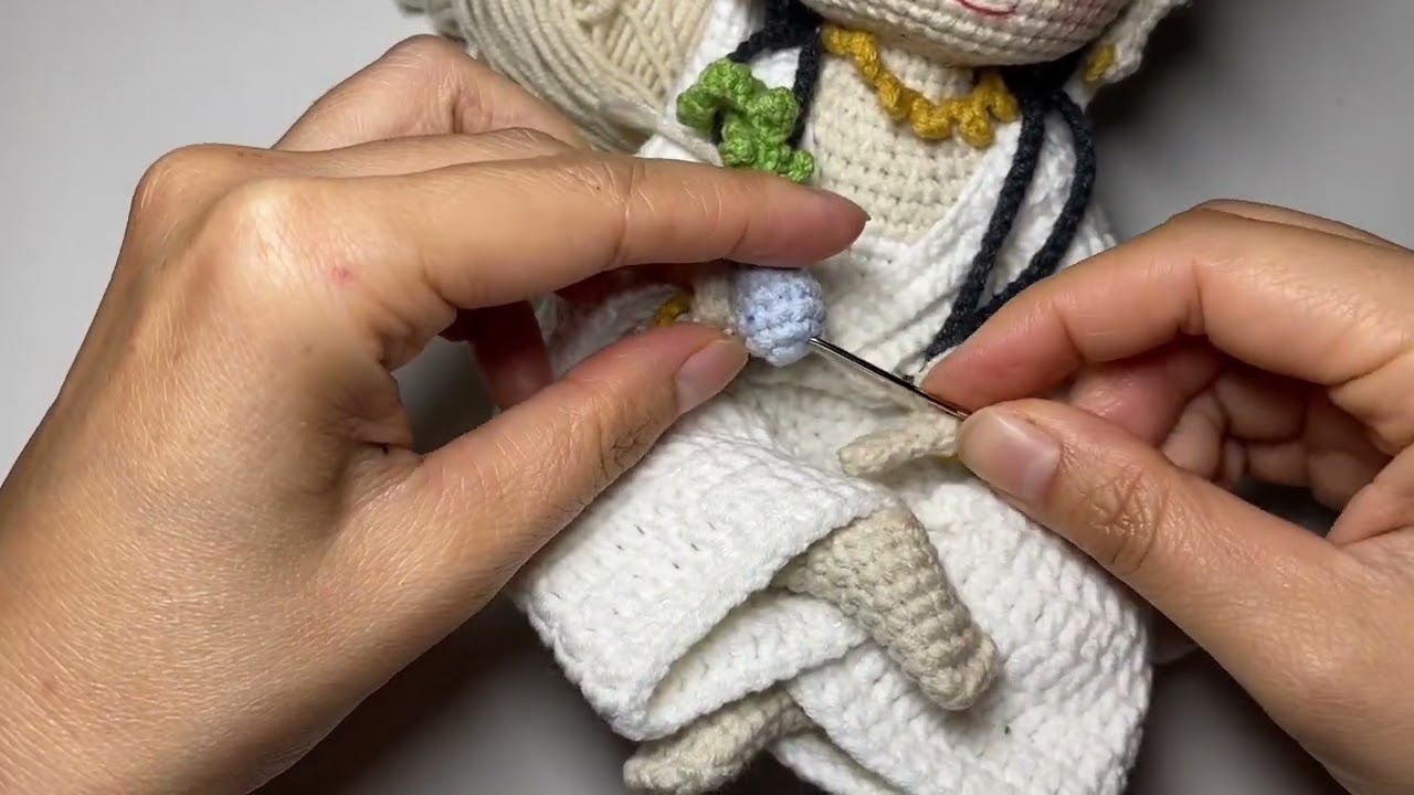 How to sew hand and vase together