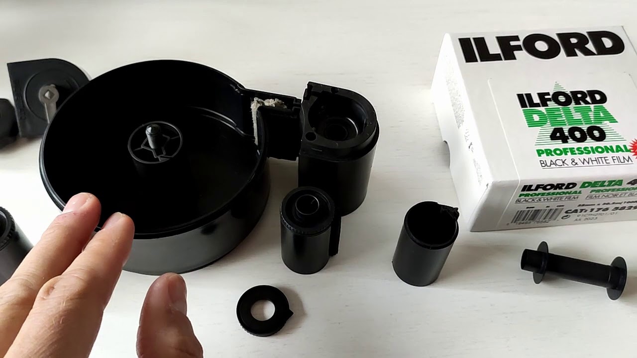 Bobinare la pellicola in bianco e nero, ovvero utilizzare i rullini ricaricabili per risparmiare.