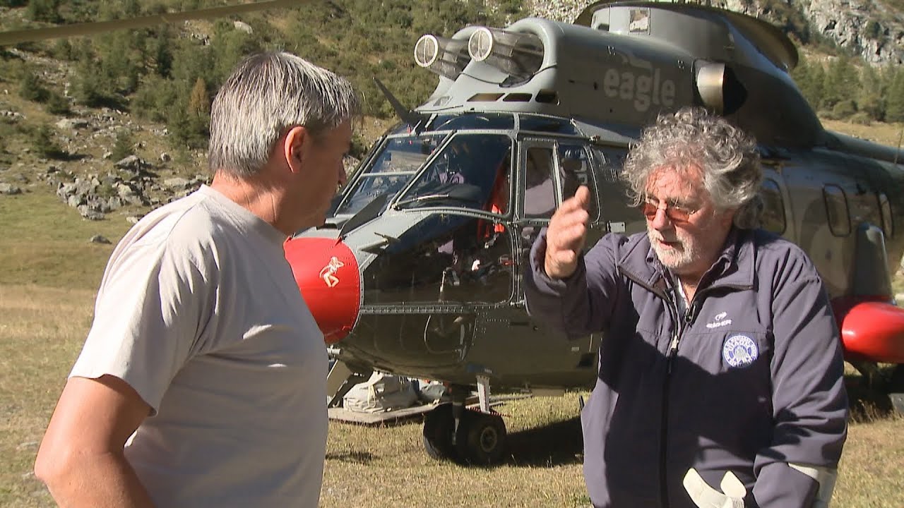 Val de Bagnes: pose d'une passerelle via les airs